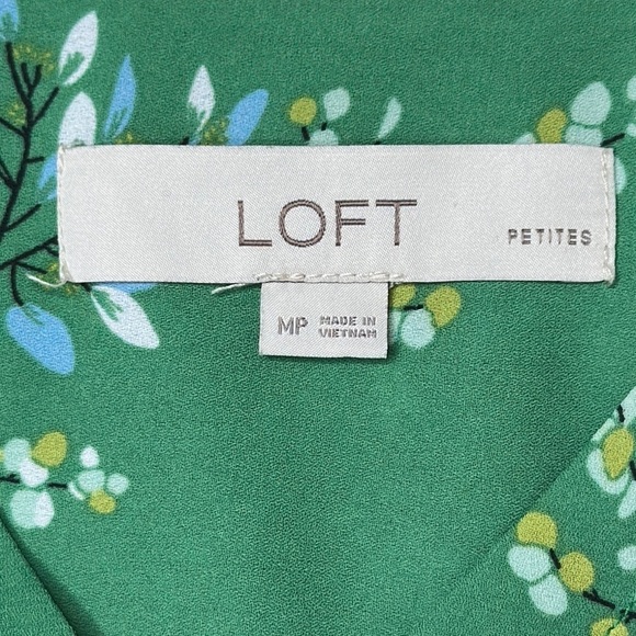 LOFT V Neck Flutter Sleeve Green Floral Blouse Size MP - Picture 7 of 11